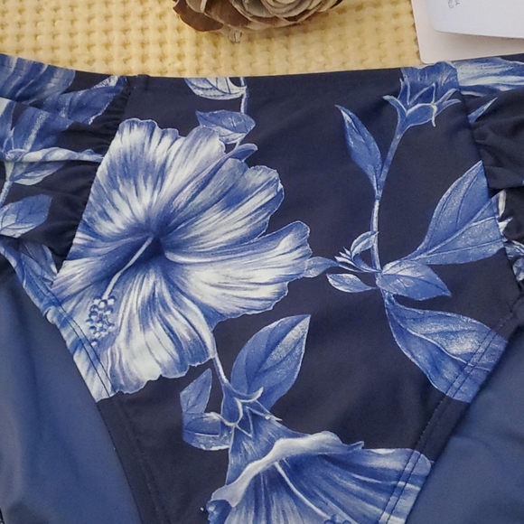 LA BLANCA | Navy Blue Floral Bikini. Sz. 6 - Picture 6 of 12